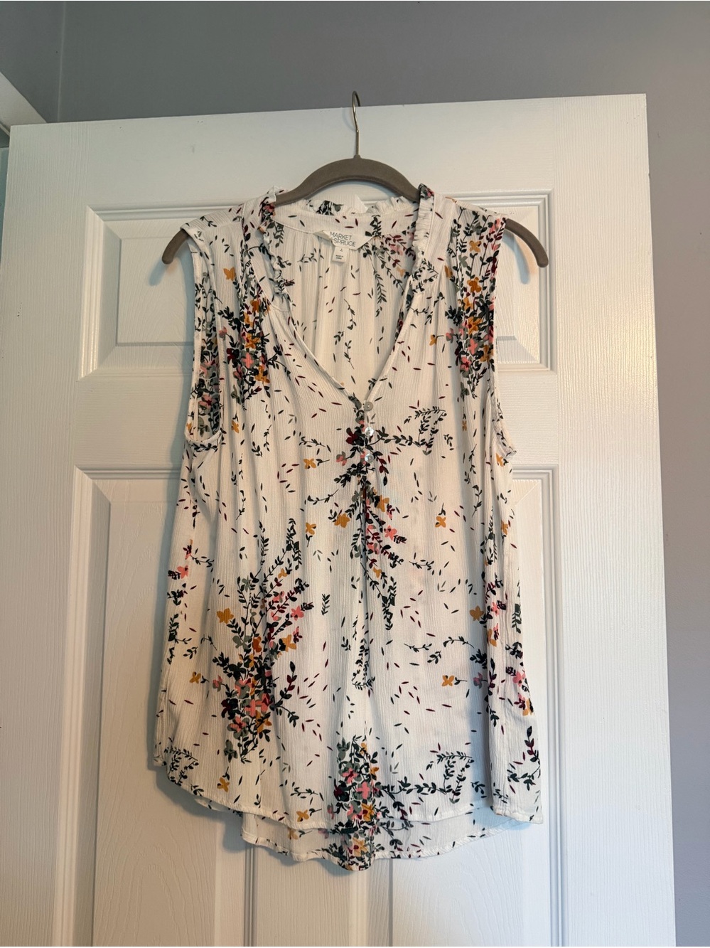 Market & Spruce White Floral Sleeveless V-Neck Camisole
